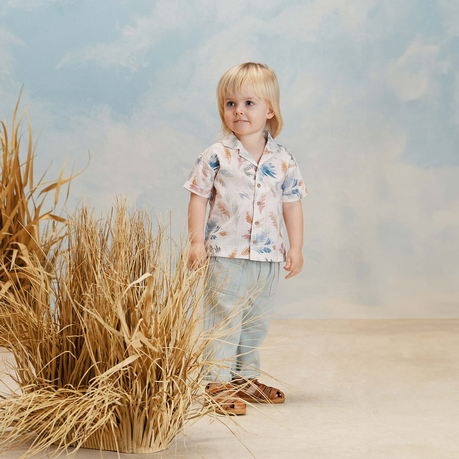 חולצה מכופתרת עלים צבעוניים