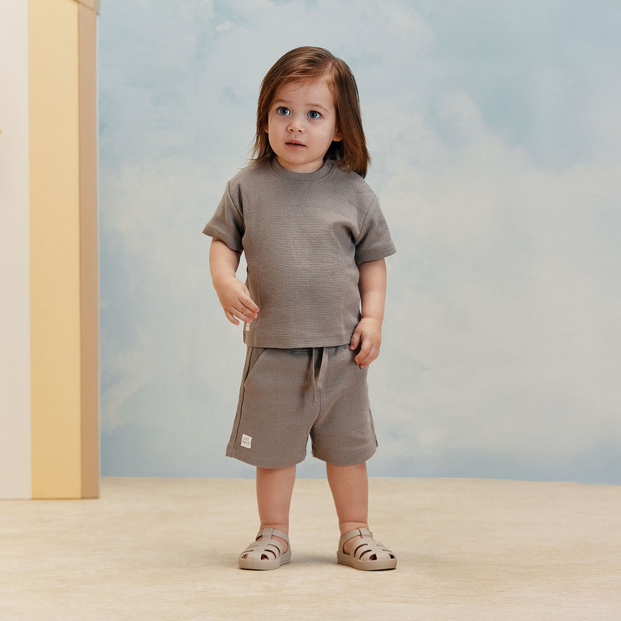 מכנסיים קצרים בצבע אפור