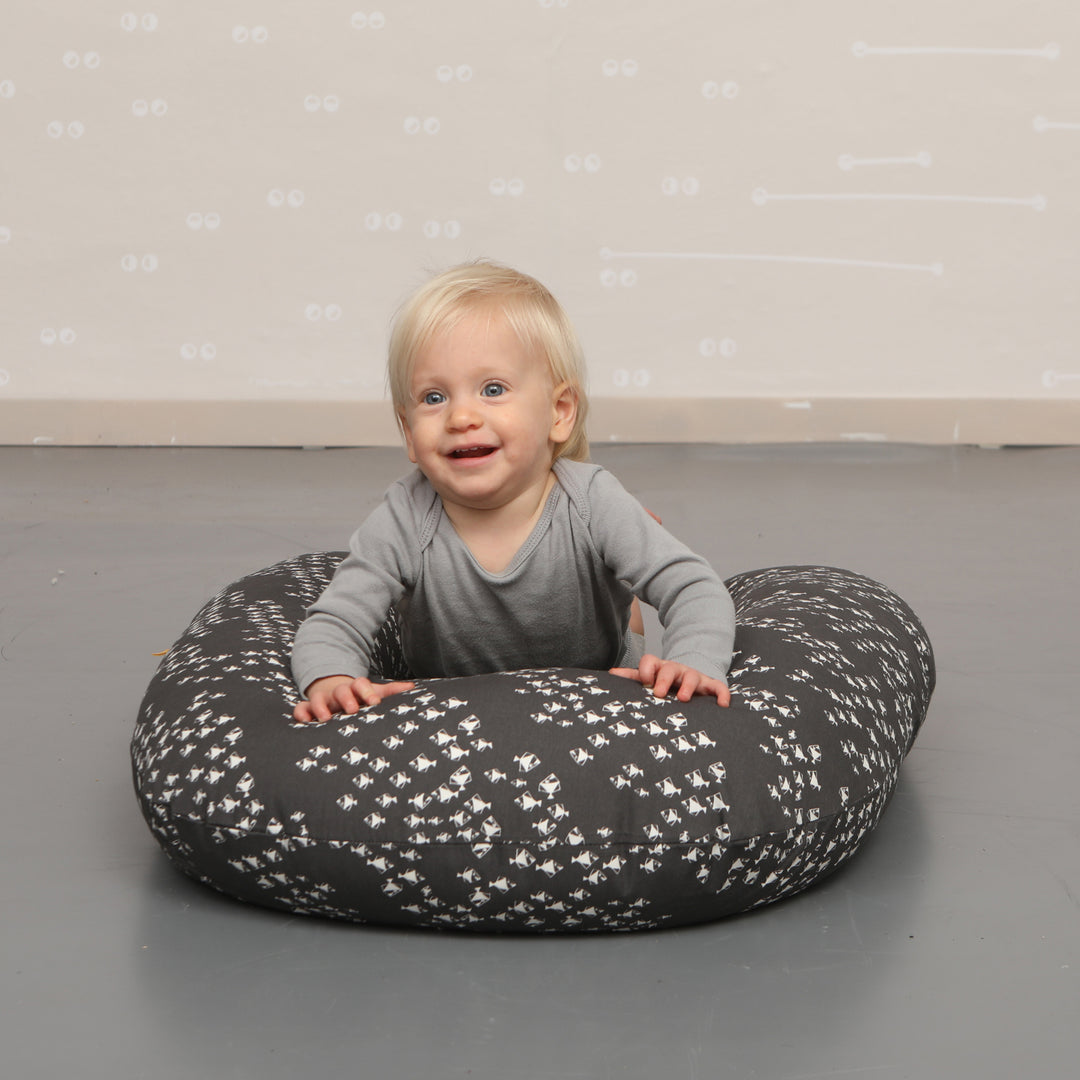 כרית הנקה דגים לבן אפור