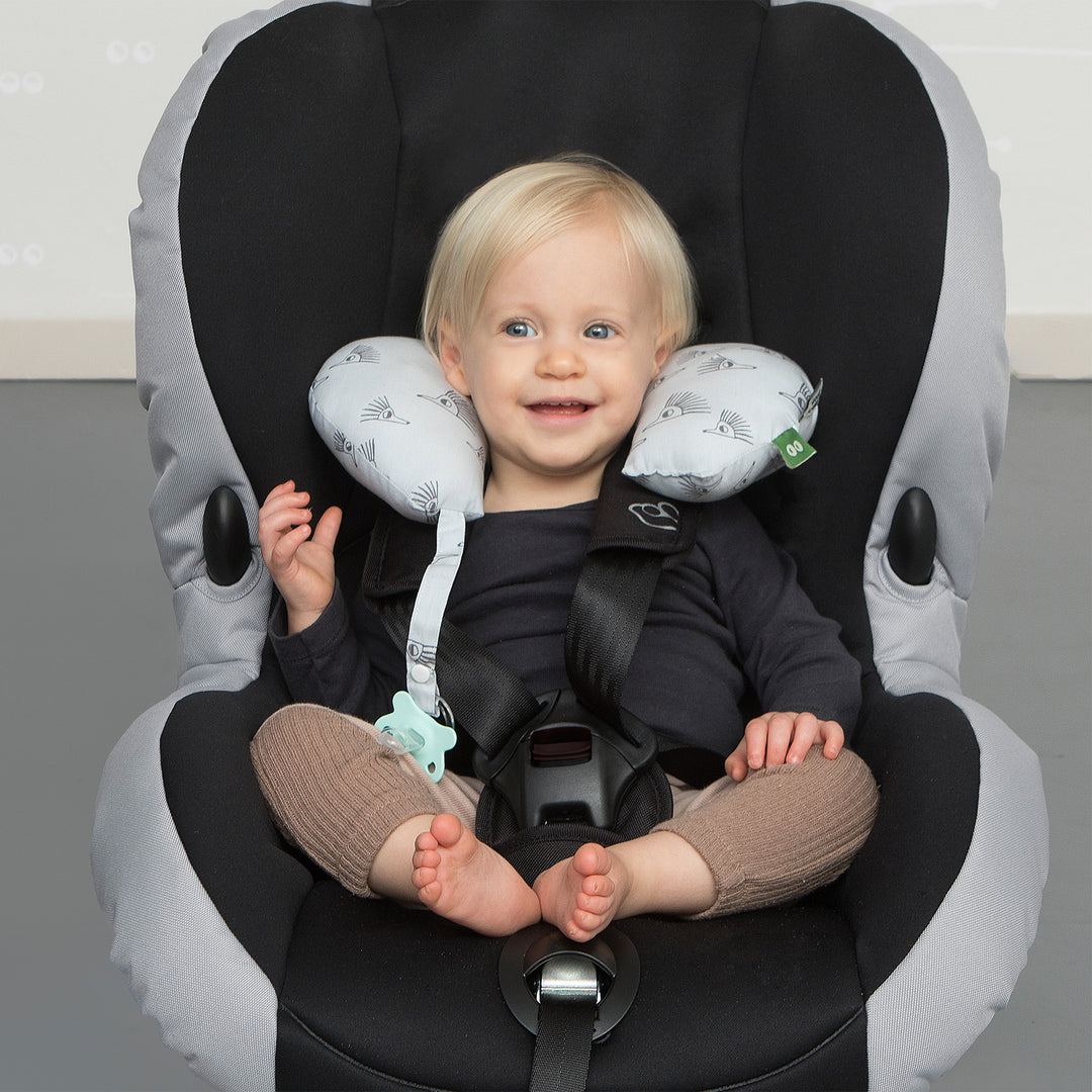 כרית לצוואר בשילוב תפסן למוצץ קיפודים