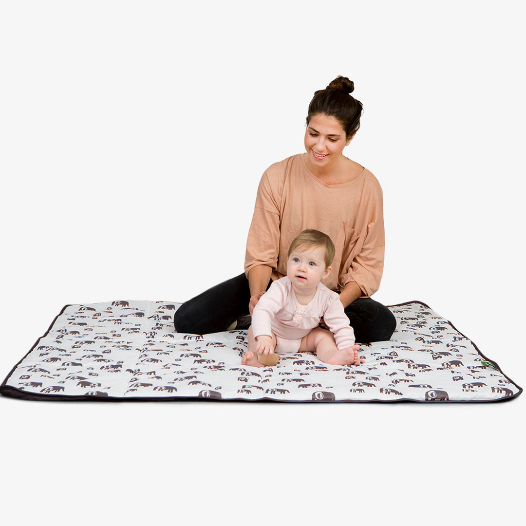 שמיכת פיקניק פילים אפור על לבן