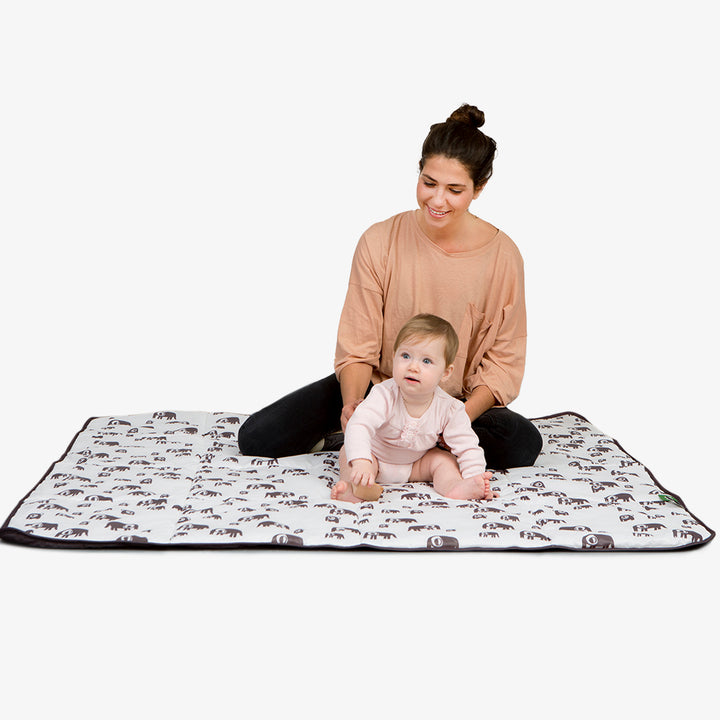 שמיכת פיקניק פילים אפור על לבן