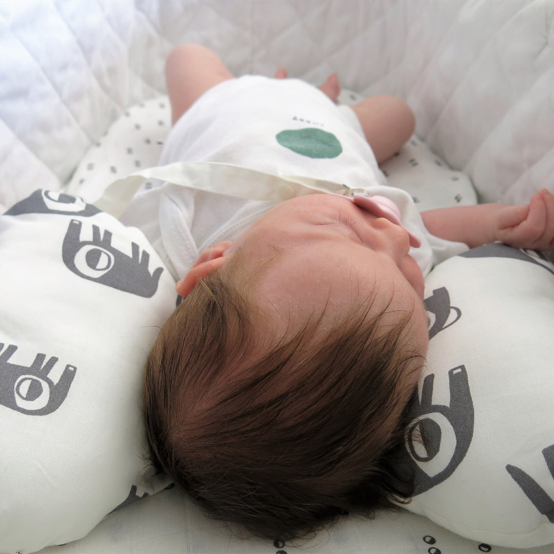 כרית פרפר לצוואר פילים אפור לבן