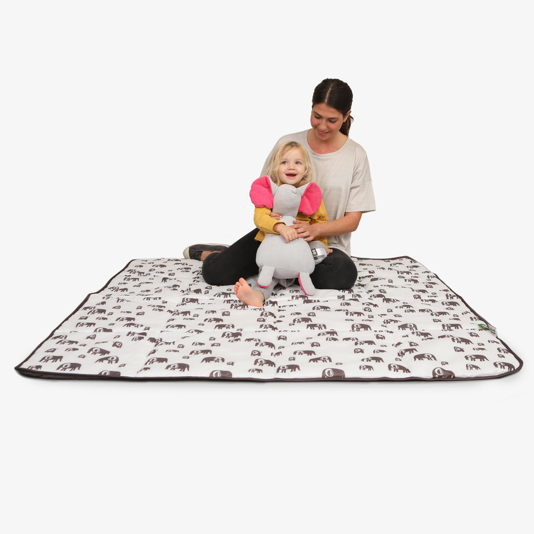 שמיכת פיקניק פילים אפור על לבן