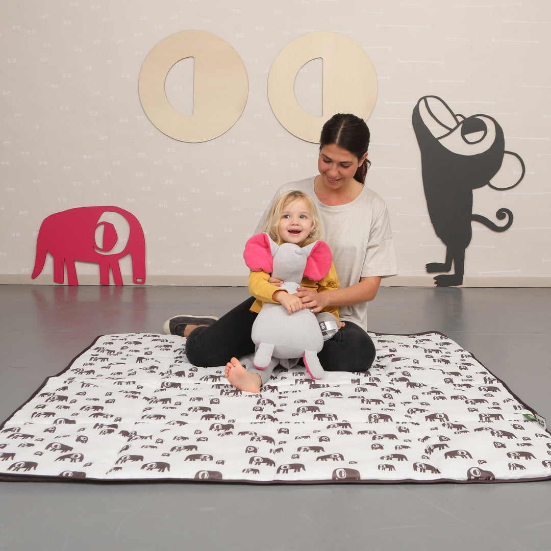 שמיכת פיקניק פילים אפור על לבן