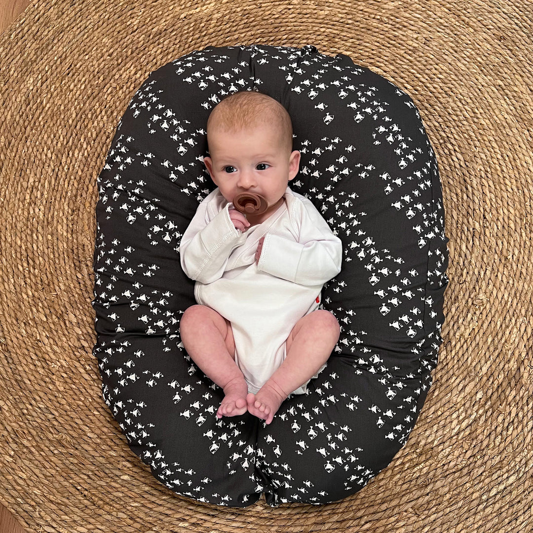 ציפית הפלא לכרית הנקה דגים לבנים על אפור