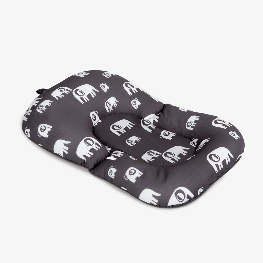 פוף צוף פילים לבן על אפור