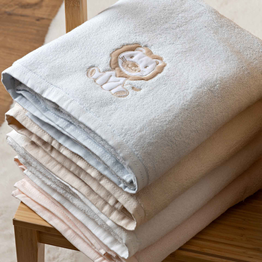 מגבת גוף עם רקמה אריה תכלת