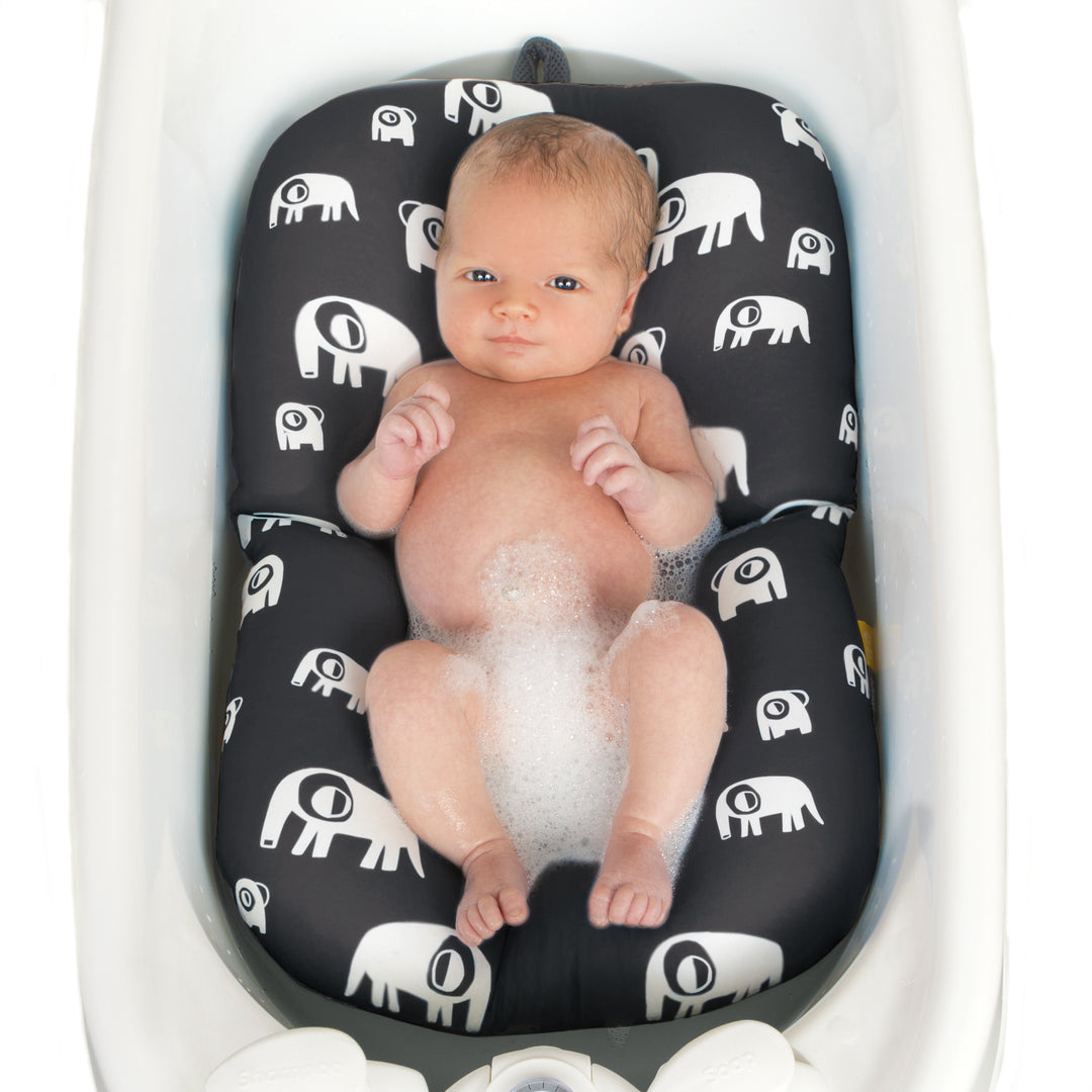 פוף צוף פילים לבן על אפור