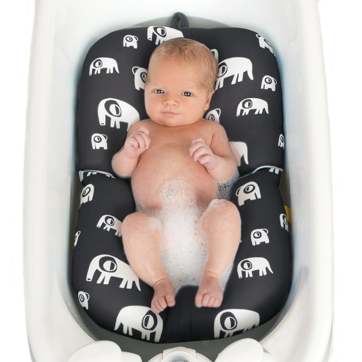 פוף צוף פילים לבן על אפור