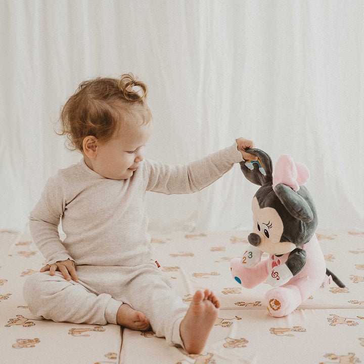 בובת מיני מאוס דוברת עברית