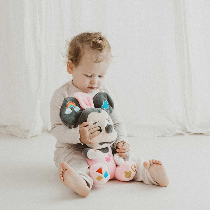 בובת מיני מאוס דוברת עברית