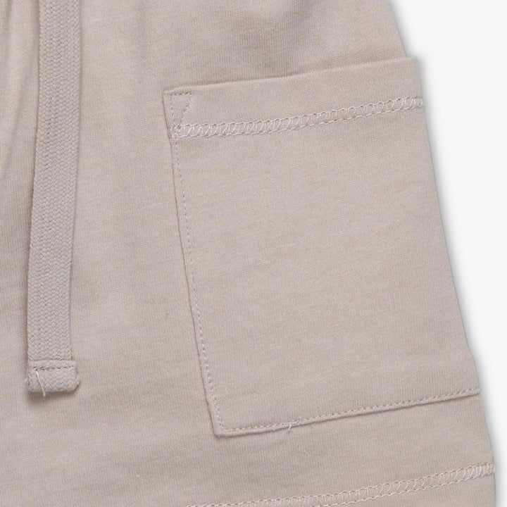 מכנסים קצרים בצבע חאקי