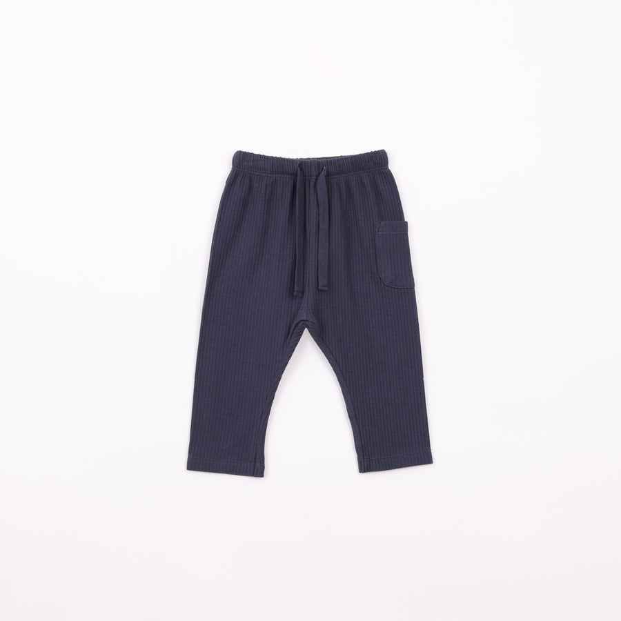 מכנסיים ארוכים בגוון נייבי עם כיס