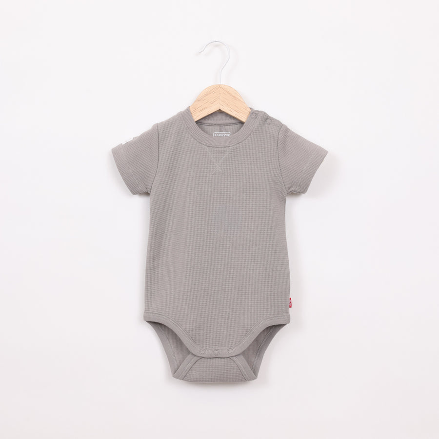 בגד גוף שרוול קצר בגוון חום אגוז