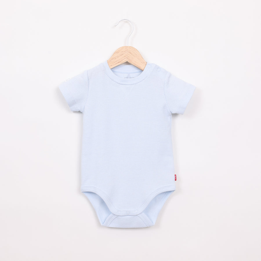 בגד גוף שרוול קצר בגוון תכלת רך