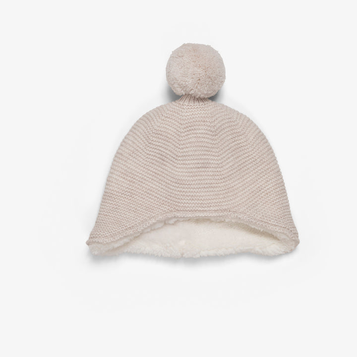 כובע סרוג עם פונפון צבע קרם