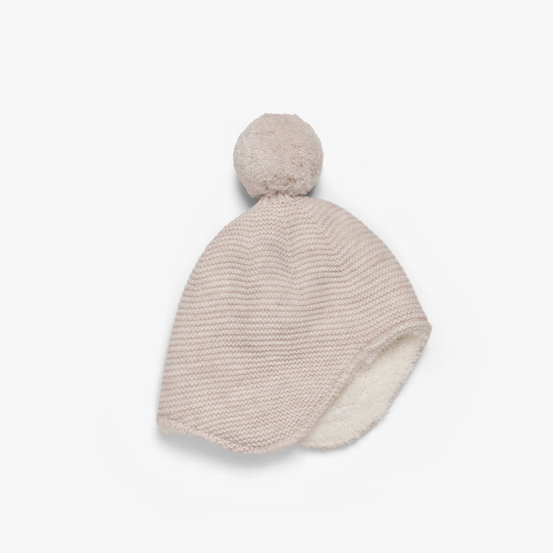 כובע סרוג עם פונפון צבע קרם