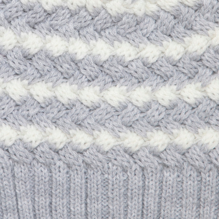 כובע סרוג עם פונפון צבע אפור