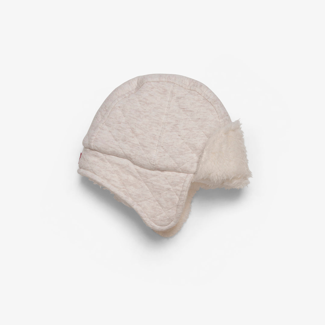 כובע קווילט עם כיסוי אוזניים צבע קרם