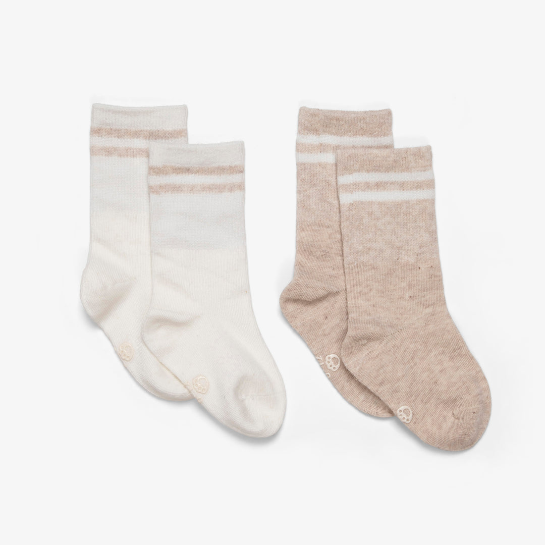 שני זוגות גרביים גבוהות