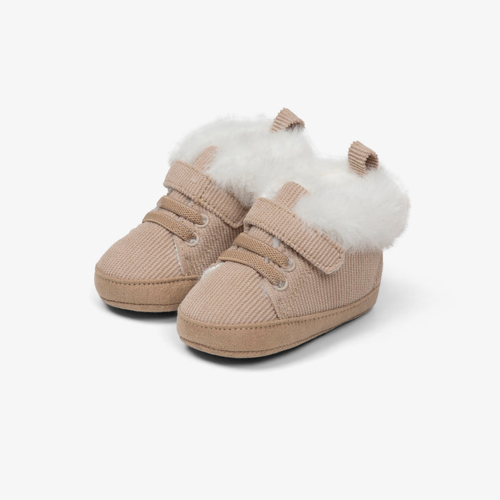 נעלי סניקרס רכות עם פרווה