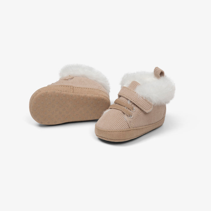 נעלי סניקרס רכות עם פרווה