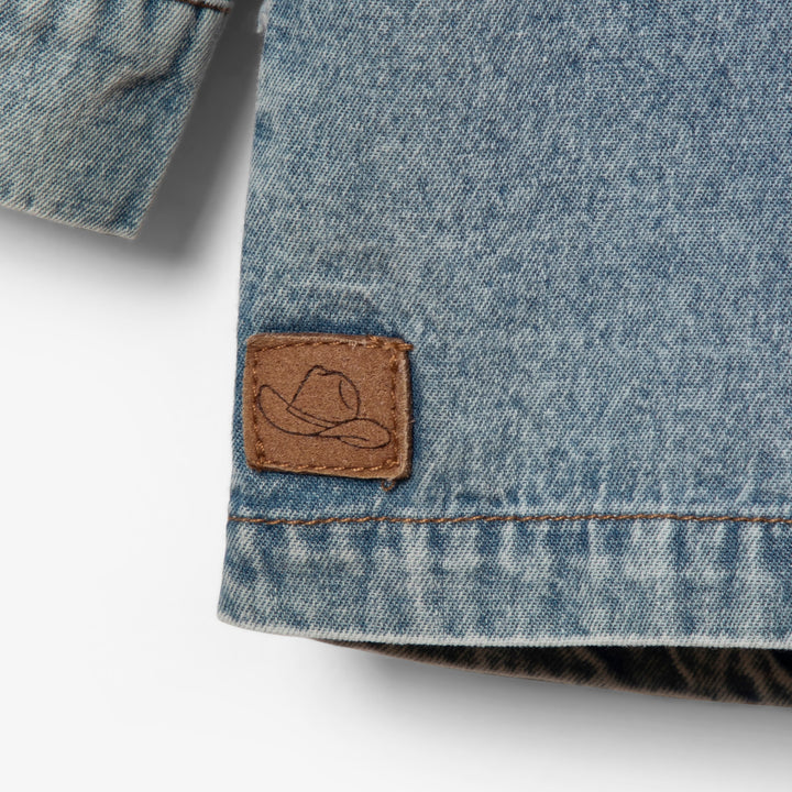 חולצת ג'ינס מכופתרת