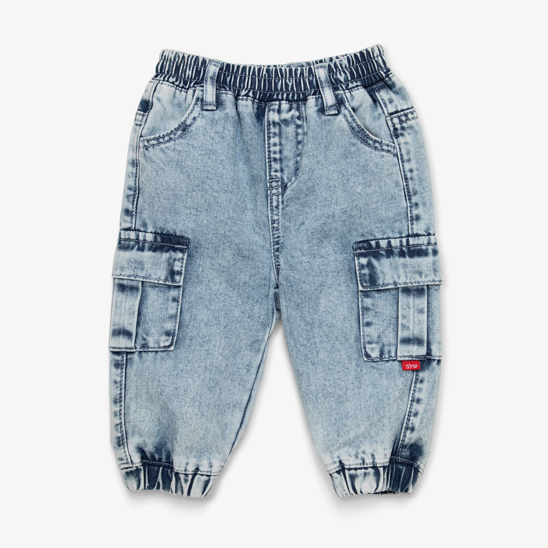 מכנסי ג'ינס עם כיווצים