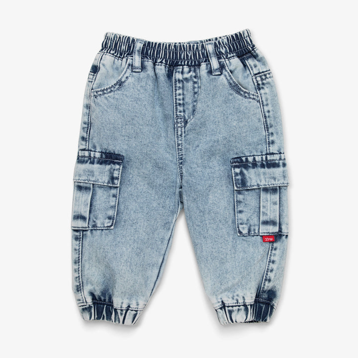 מכנסי ג'ינס עם כיווצים