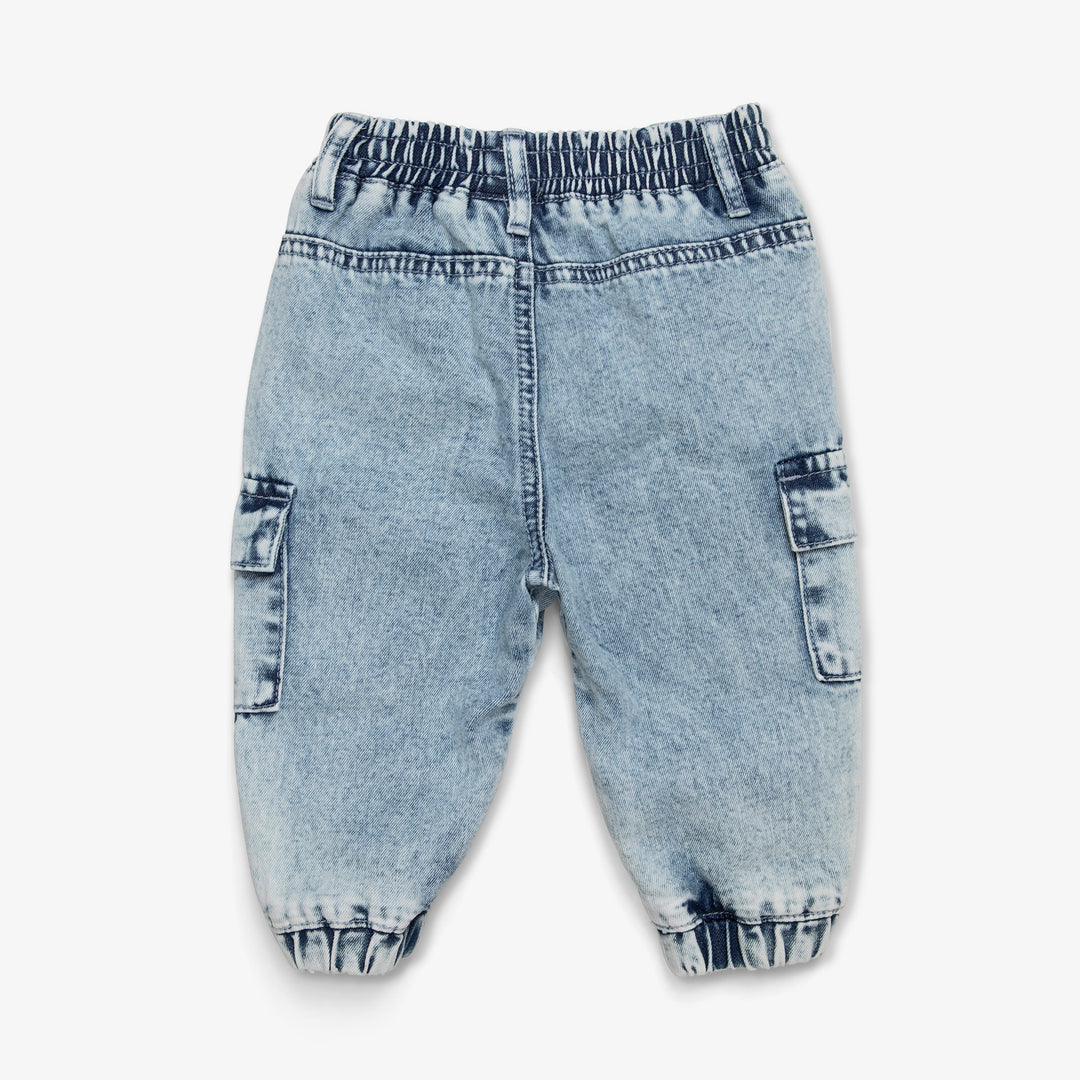 מכנסי ג'ינס עם כיווצים