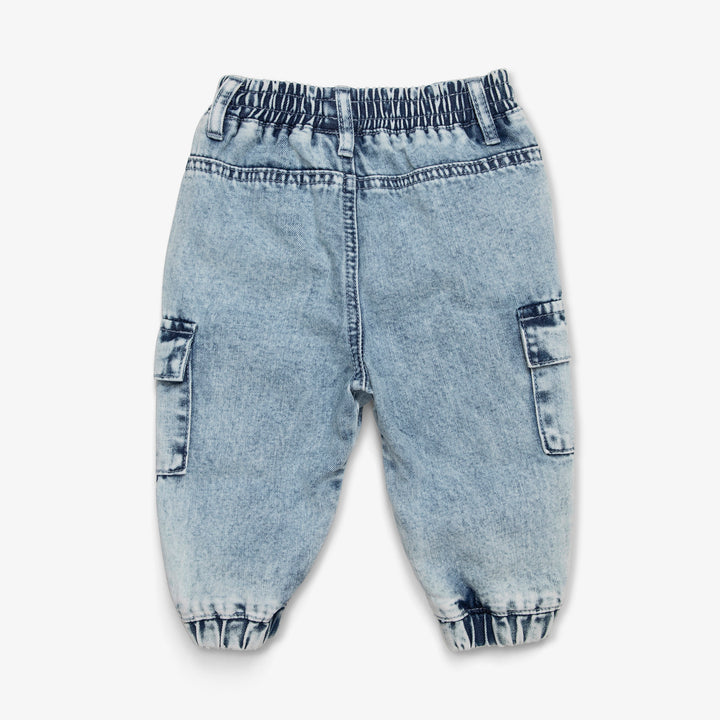 מכנסי ג'ינס עם כיווצים