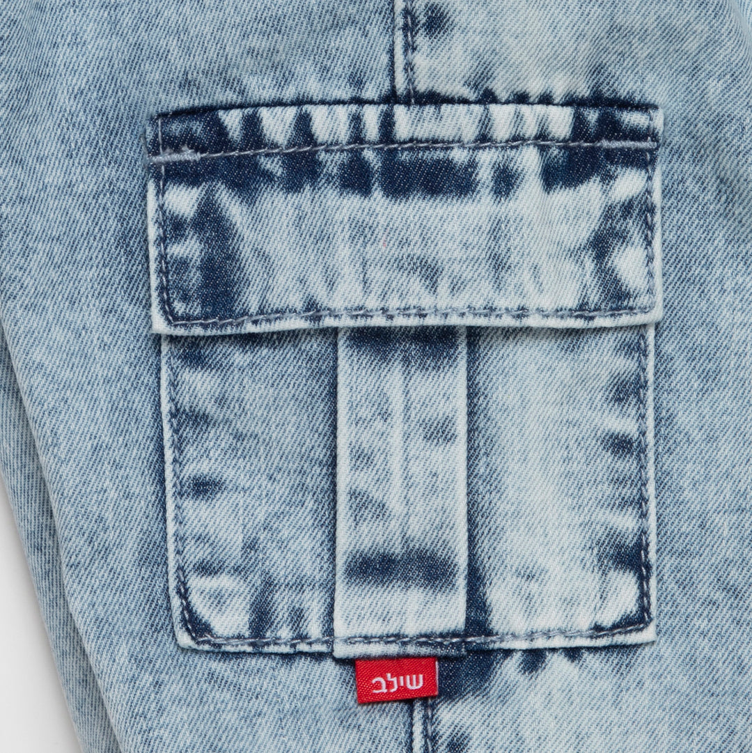 מכנסי ג'ינס עם כיווצים