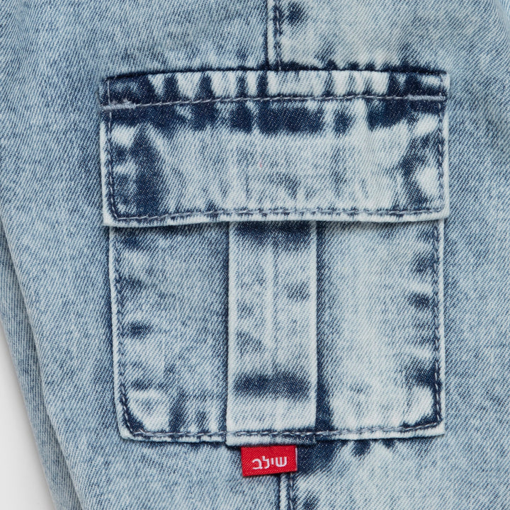 מכנסי ג'ינס עם כיווצים