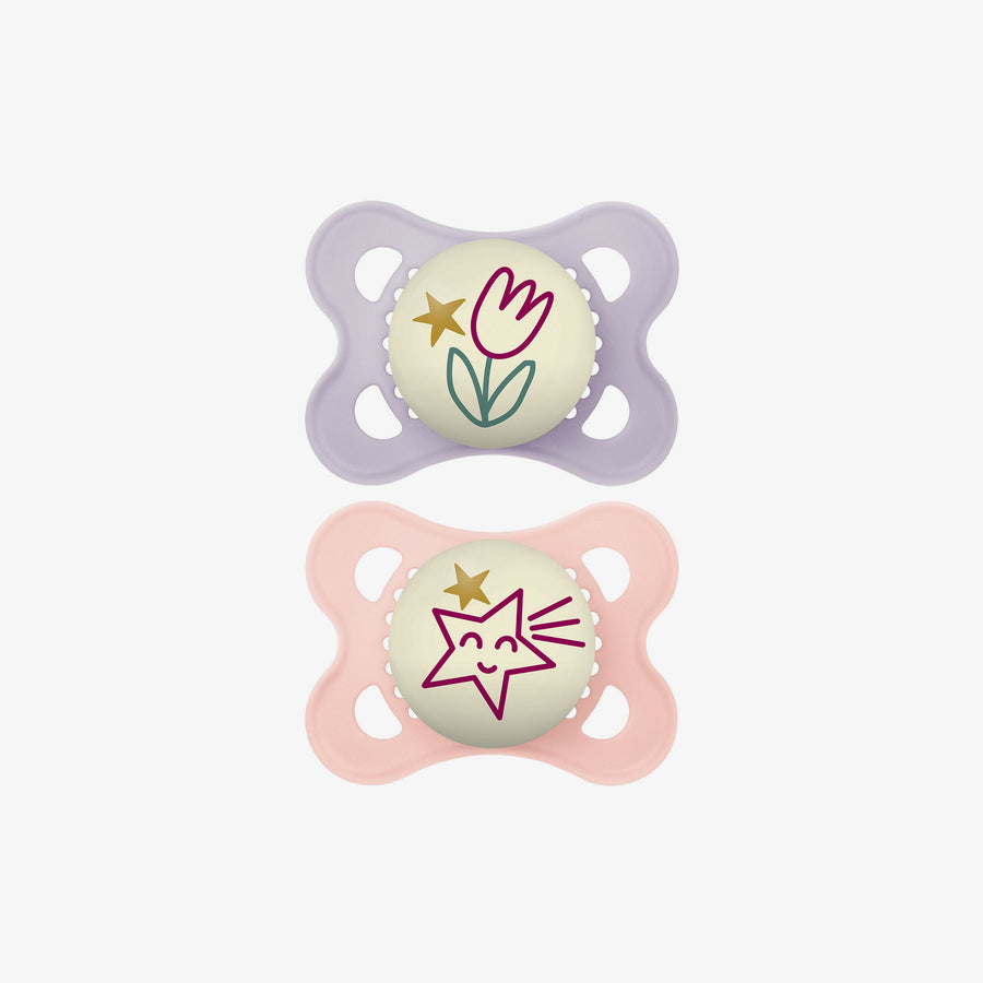 זוג מוצצים סיליקון 0-6 זוהרים בחושך ורוד/ סגול מודפס