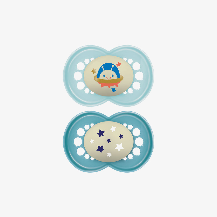 זוג מוצצים לטקס 6+ זוהרים בחושך תכלת מודפס