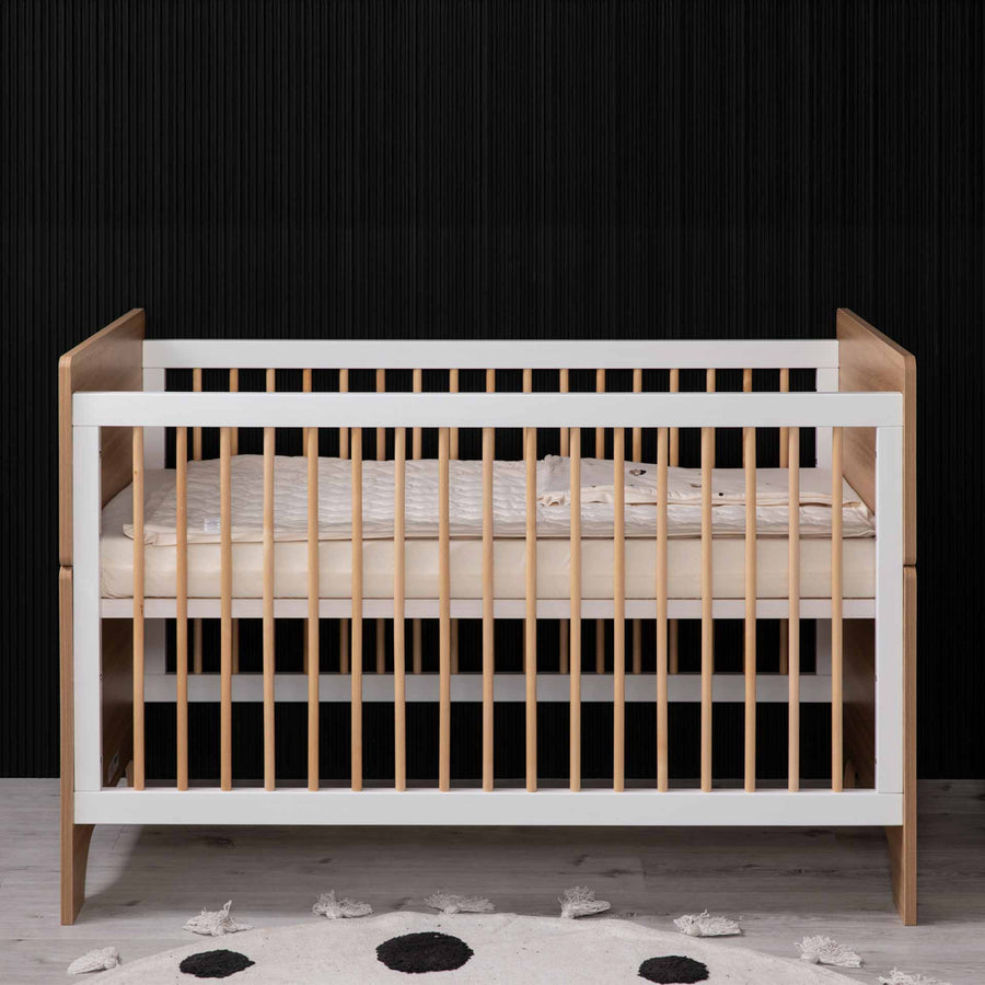 מיטת תינוק דגם קורטני לבן + טבעי