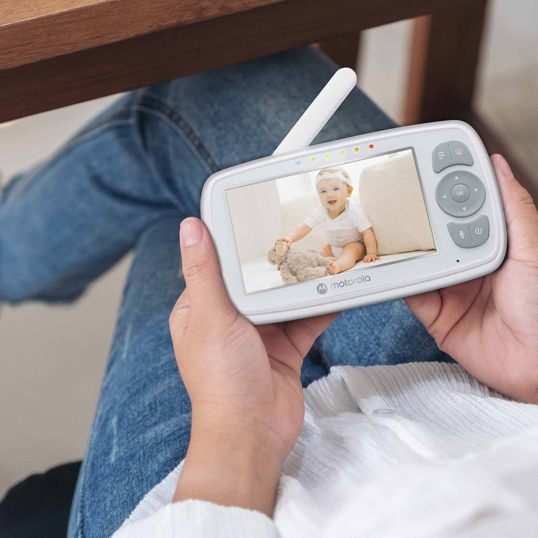 מצלמת בייבי מוניטור מתכווננת עם צג בגודל 4.3