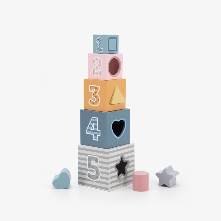 מגדל קוביות עץ והתאם צורה