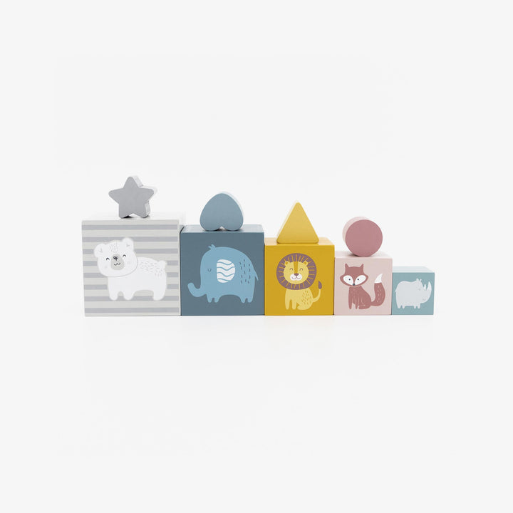 מגדל קוביות עץ והתאם צורה