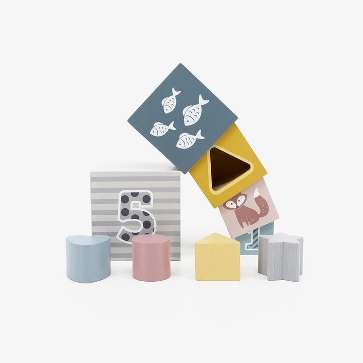 מגדל קוביות עץ והתאם צורה