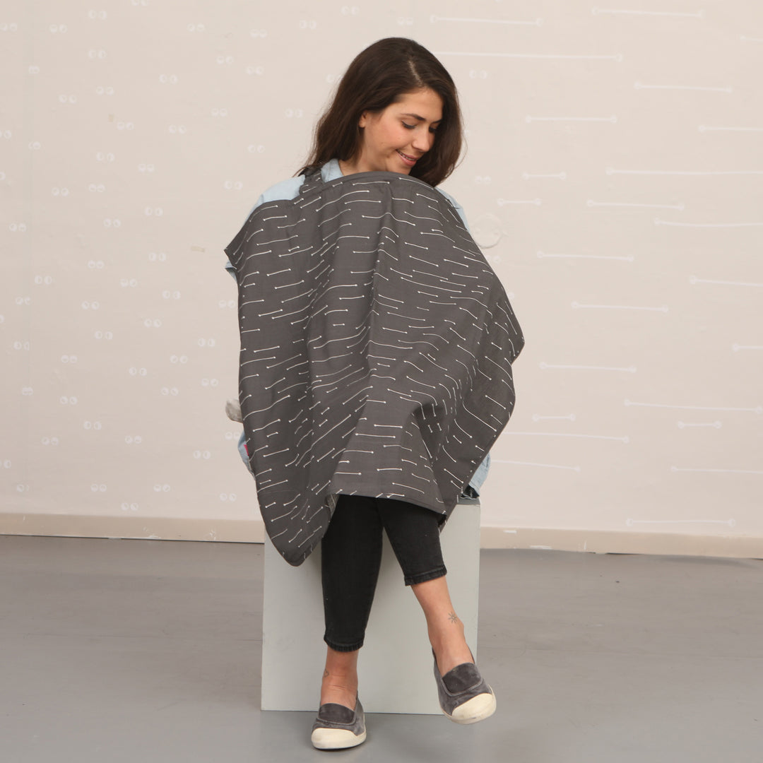 סינר הנקה טרנדי פסים לבן על אפור