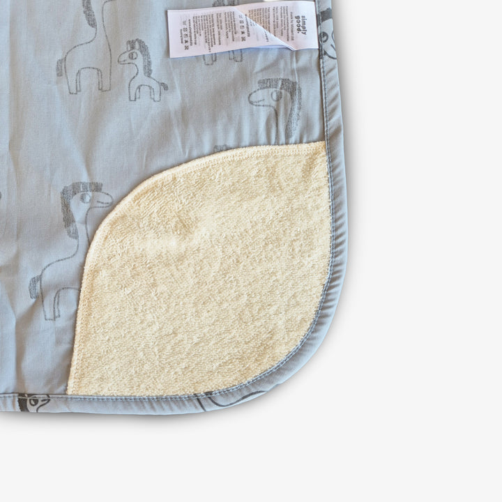 סינר הנקה טרנדי זברה אפור על תכלת