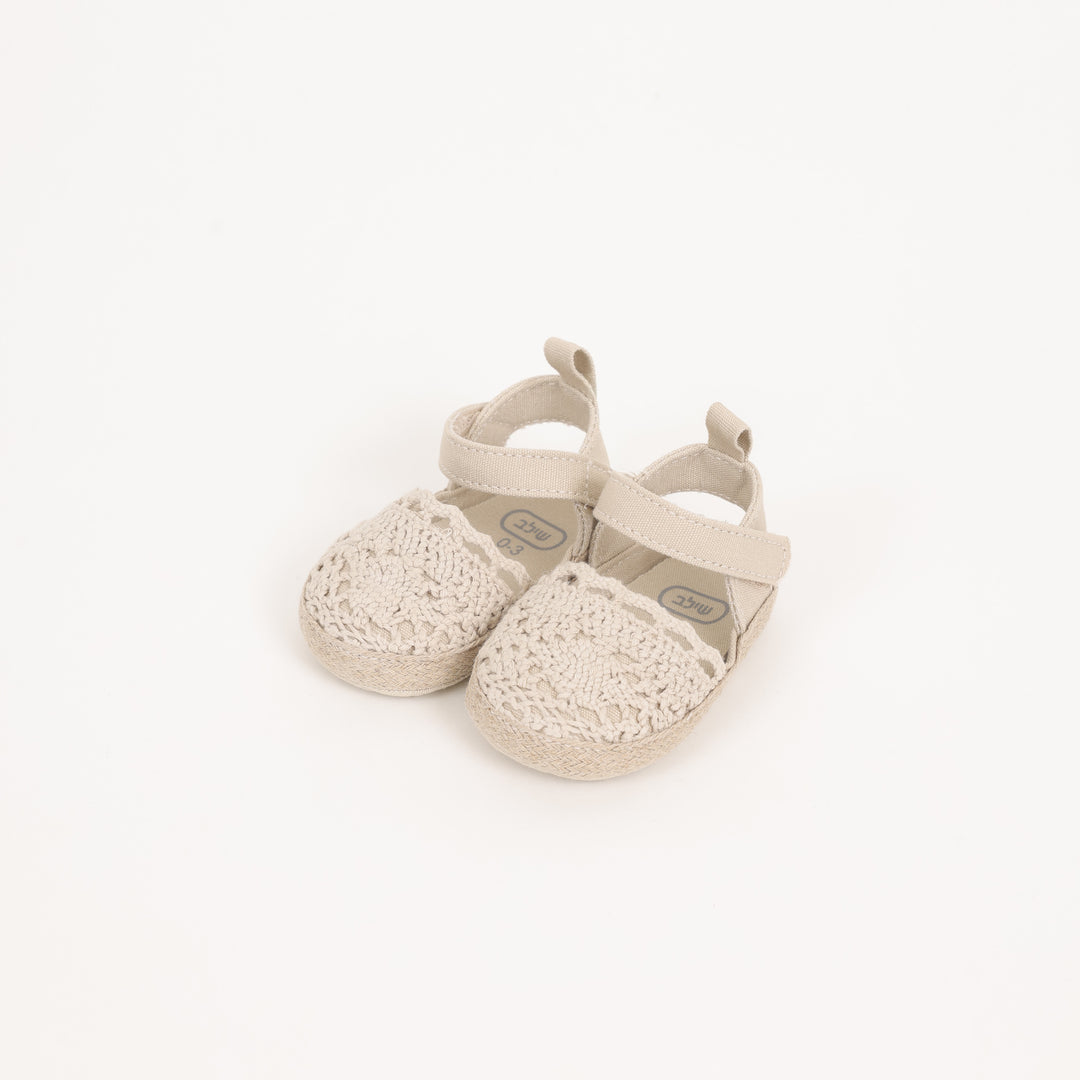 סנדלים בגוון בז' בשילוב קרושה