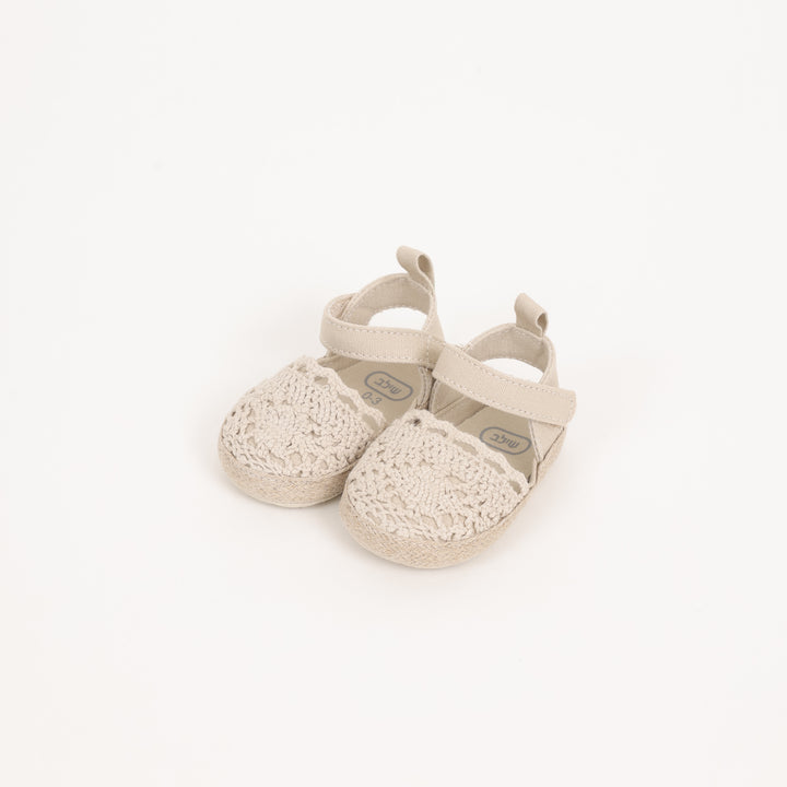 סנדלים בגוון בז' בשילוב קרושה