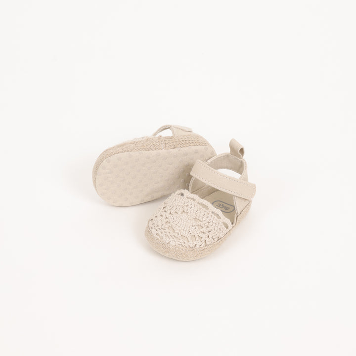 סנדלים בגוון בז' בשילוב קרושה