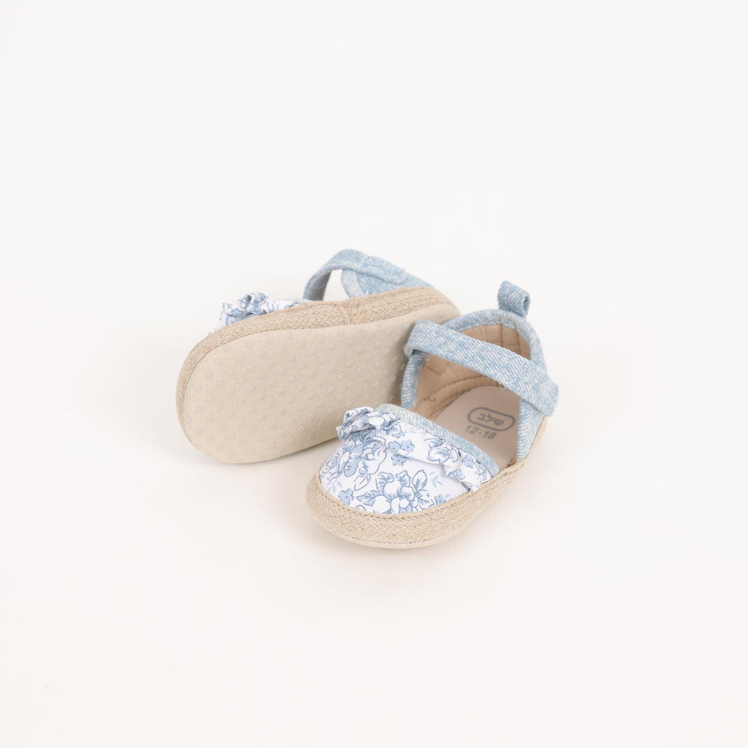 סנדלים בדוגמת ג'ינס והדפס פרחים