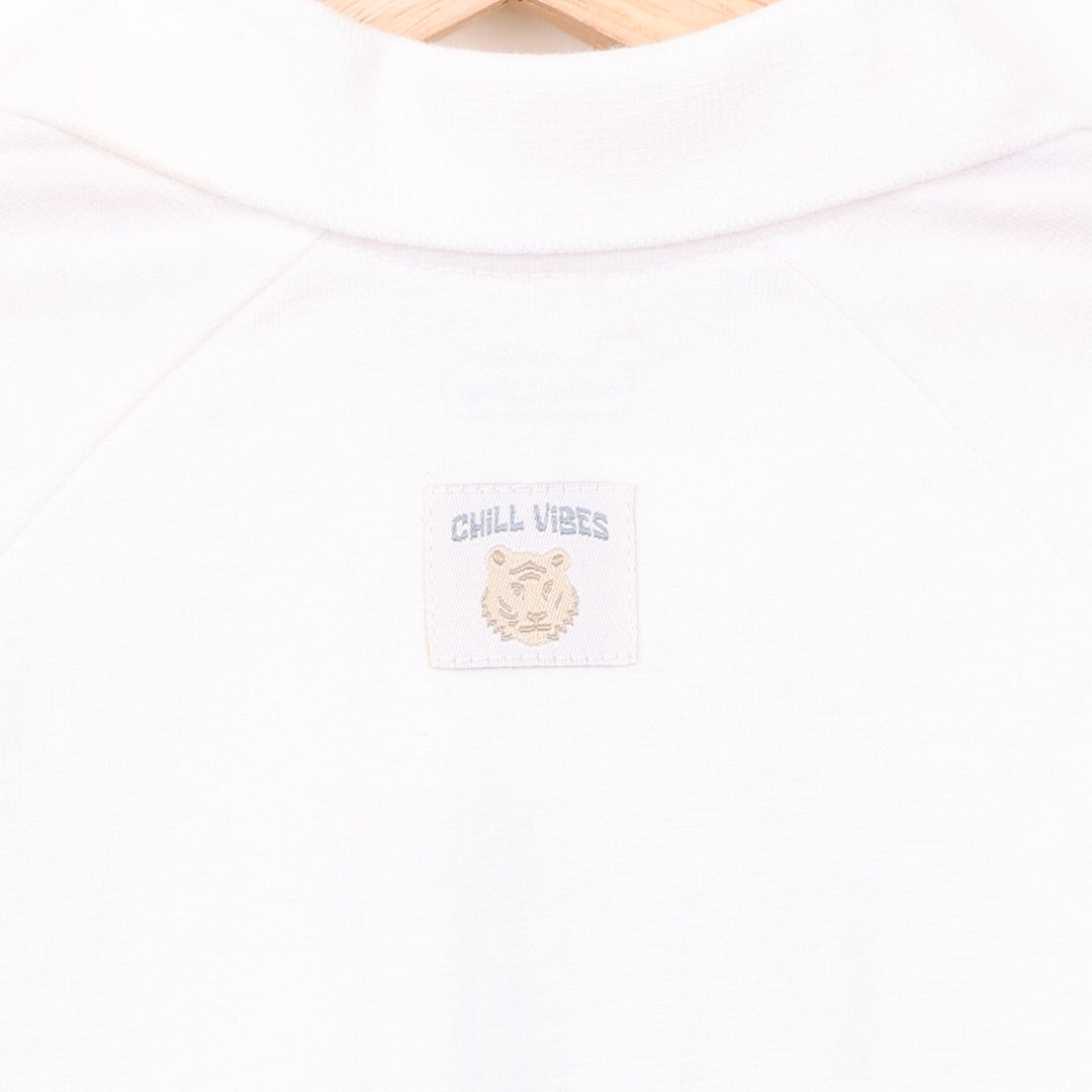 חולצה ארוכה עם הדפס טיגריס והכיתוב Chill Vibes