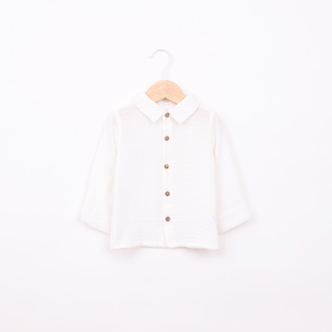 חולצה לבנה מכופתרת עם שרוול ארוך