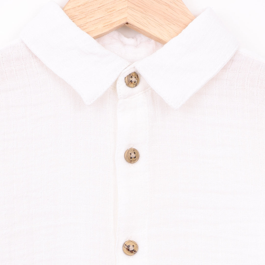 חולצה לבנה מכופתרת עם שרוול ארוך